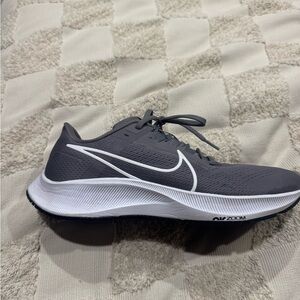Nike Pegasus 38 
Mens 8.5 or Women’s 10
Never worn outside